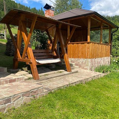 Underhills House Yaremche Exterior foto