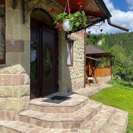Underhills House Yaremche Exterior foto