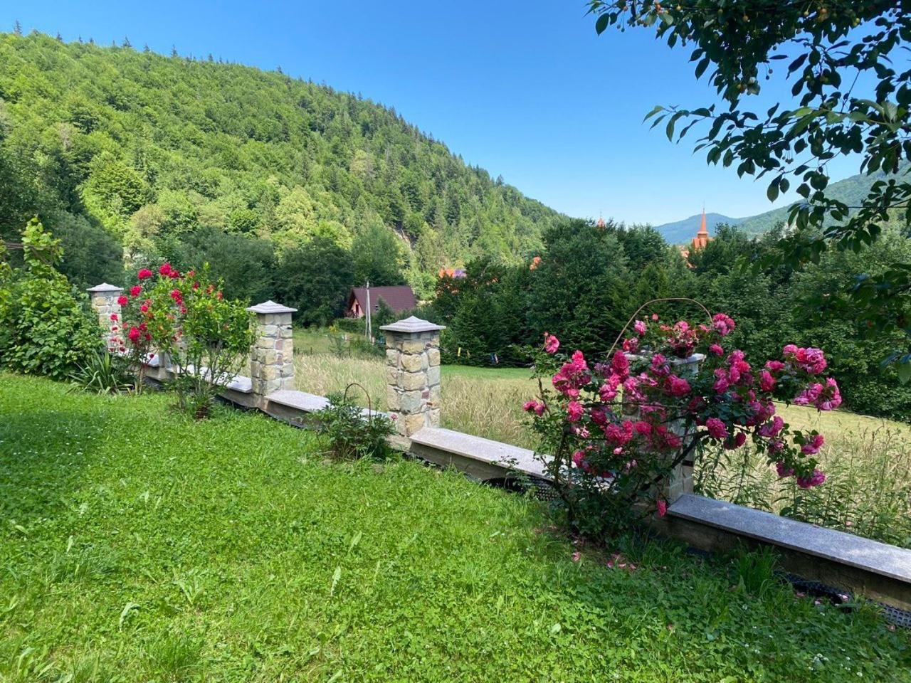Underhills House Yaremche Exterior foto